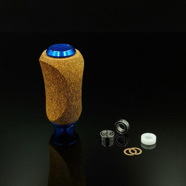 Ein RL-TNG Kork Knob von RL-Angelrollentuning aus Holz und blauem Metall steht aufrecht mit Lagern, einem weißen Abstandshalter und Unterlegscheiben auf einer schwarzen Oberfläche – ideale universell passende Komponenten für Ihre Angelrolle.