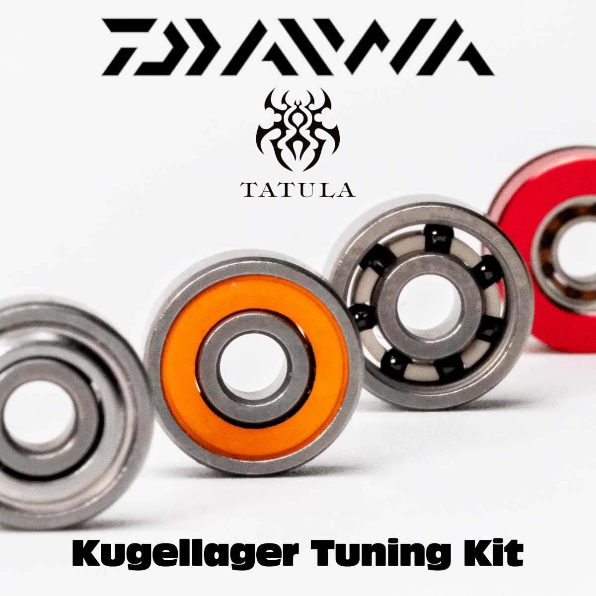 Nahaufnahme von vier bunten Kugellagern mit RL-Angelrollentuning-Logos. Unterer Text: RL-TNG Kugellager Tuning Kit für Daiwa Tatula - Spulenlager & Pinionlager Upgrade. Das ideale Upgrade für Ihre Rolle.
