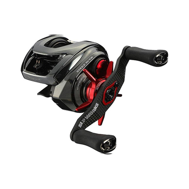 Eine RL-Angelrollentuning Steez SV TW Baitcastingrolle in Schwarz und Rot, aufgerüstet mit dem RL-TNG SLP Works 24 Steez SV TW Color Kit Rot, mit Doppelkurbel, ergonomischem Griff und modernem Design.