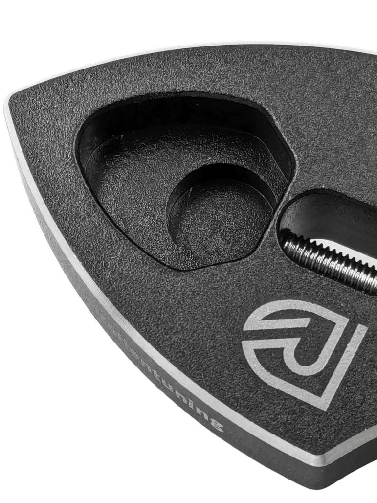 Eine Nahaufnahme des RL-TNG Spool Bearing Pin Remover mit Kreuzschlüssel von RL-Angelrollentuning, einem schwarz-silbernen dreieckigen Werkzeug mit einer Vertiefung und Schraube – ideal für das Tuning von Angelrollen oder die Reparatur von Baitcastern.