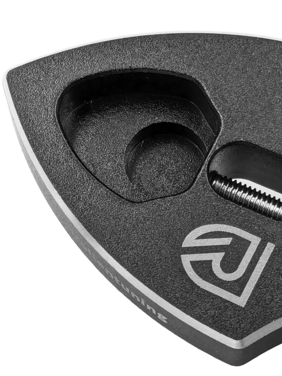 Eine Nahaufnahme des RL-TNG Spool Bearing Pin Remover mit Kreuzschlüssel von RL-Angelrollentuning, einem schwarz-silbernen dreieckigen Werkzeug mit einer Vertiefung und Schraube – ideal für das Tuning von Angelrollen oder die Reparatur von Baitcastern.