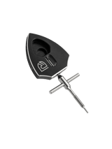 Der RL-TNG Spool Bearing Pin Remover mit Kreuzschlüssel von RL-Angelrollentuning ist ein schwarzes Metallwerkzeug mit Logo und T-Griff, ideal für Angelrollen Tuning und Baitcaster Reparatur, gezeigt vor schwarzem Hintergrund.