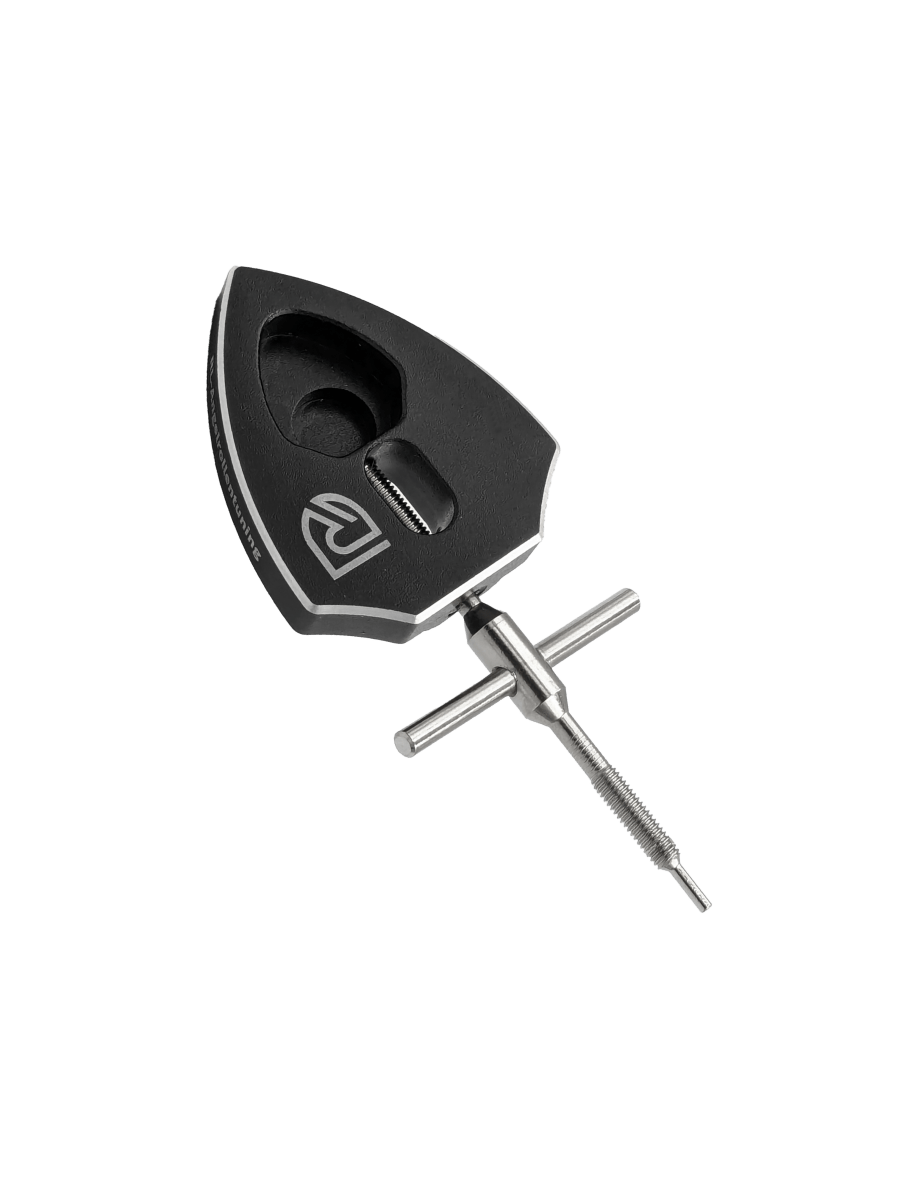 Der RL-TNG Spool Bearing Pin Remover mit Kreuzschlüssel von RL-Angelrollentuning ist ein schwarzes Metallwerkzeug mit Logo und T-Griff, ideal für Angelrollen Tuning und Baitcaster Reparatur, gezeigt vor schwarzem Hintergrund.