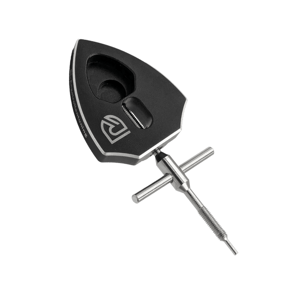 Der RL-TNG Spool Bearing Pin Remover mit Kreuzschlüssel von RL-Angelrollentuning ist ein schwarzes Metallwerkzeug mit Logo und T-Griff, ideal für Angelrollen Tuning und Baitcaster Reparatur, gezeigt vor schwarzem Hintergrund.