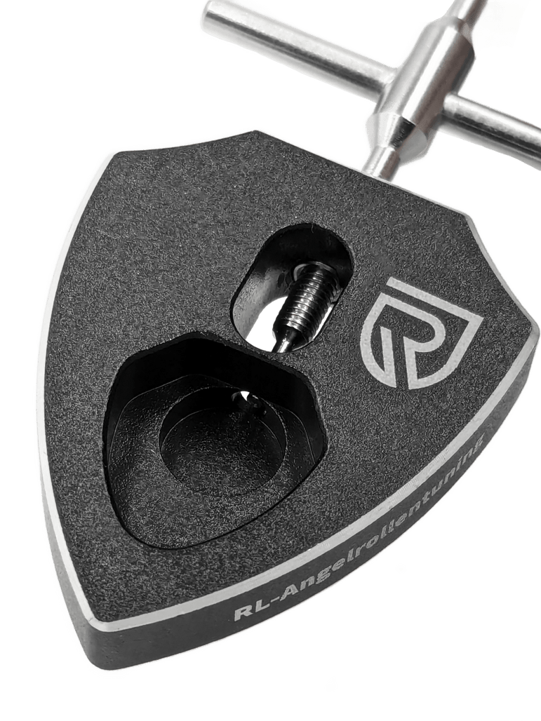 Eine Nahaufnahme des RL-Angelrollentuning RL-TNG Spool Bearing Pin Remover mit Kreuzschlüssel, einem schwarzen Werkzeug zum Tunen von Angelrollen – perfekt zum Sichern von Haken und ideal für die Baitcaster-Reparatur oder ähnliche Aufgaben.