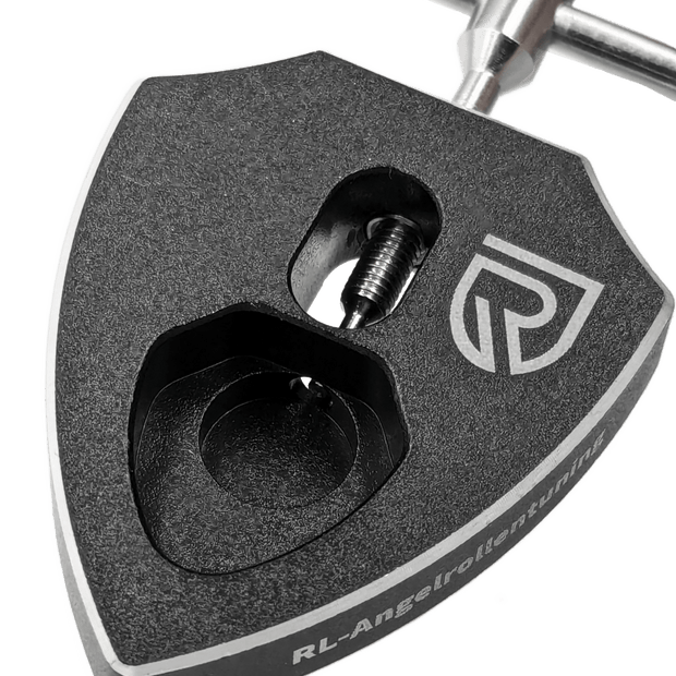 Eine Nahaufnahme des RL-Angelrollentuning RL-TNG Spool Bearing Pin Remover mit Kreuzschlüssel, einem schwarzen Werkzeug zum Tunen von Angelrollen – perfekt zum Sichern von Haken und ideal für die Baitcaster-Reparatur oder ähnliche Aufgaben.