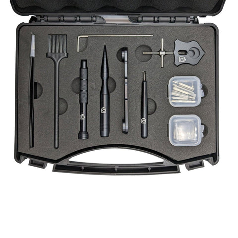 Das RL-TNG Wartungskit Werkzeugkoffer für Baitcaster-Angelrollen von RL-Angelrollentuning umfasst Bürste, Werkzeuge, Schraubenschlüssel und Behälter – alles ordentlich organisiert in einem schwarzen Schaumstoffkoffer, ideal für die Rollenwartung.