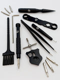 Das RL-TNG Wartungskit von RL-Angelrollentuning umfasst schwarze und silberne Präzisionsschraubendreher, Schraubenschlüssel, Pinzette, Bürste, Sechskantbits und Multitool – idealer Werkzeugkoffer für Baitcaster Angelrollen, alle mit passendem Logo.