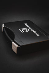 Das RL-TNG Wartungskit Werkzeugkoffer für Baitcaster-Angelrollen von RL-Angelrollentuning ist ein schwarzer Kunststoffkoffer mit weißen Verschlüssen und Logotext auf dem Deckel, perfekt für die Wartung Ihres Baitcasters oder jeder anderen Angelrolle.