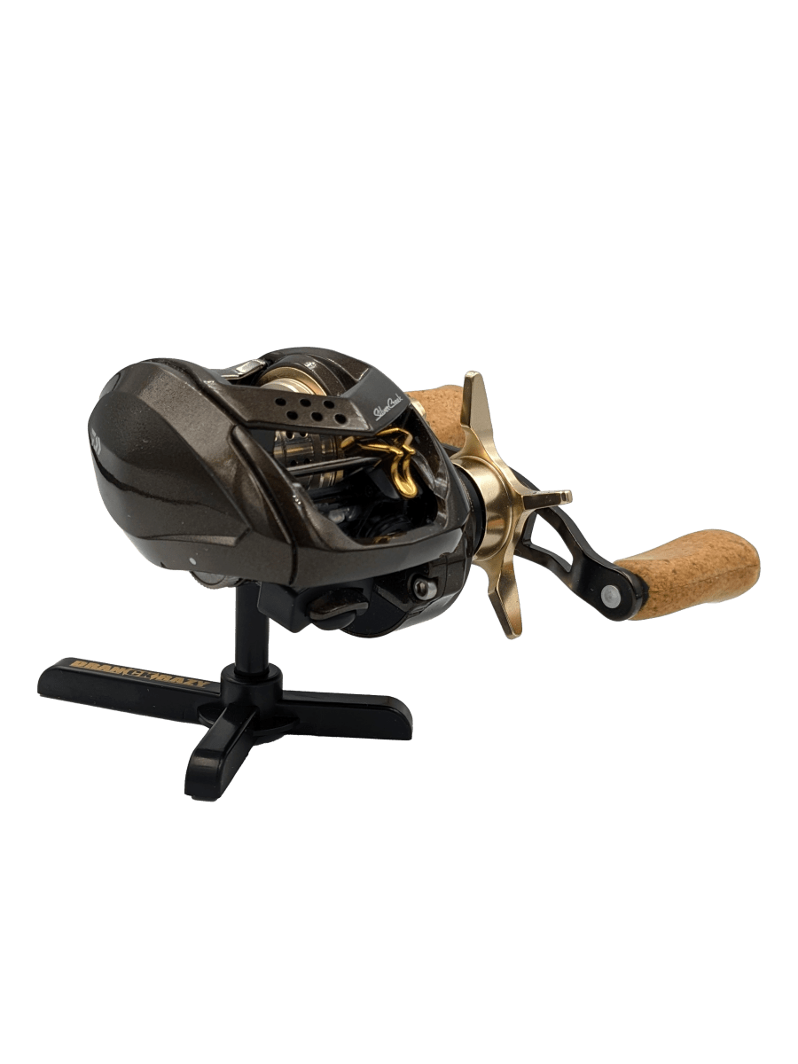 Auf dem RL-Angelrollentuning Röllenständer DK | Reel Stand wird vor weißem Hintergrund eine moderne Baitcastingrolle auf einer Rute mit Holzgriff präsentiert.