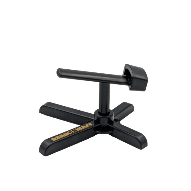 Der Röllenständer DK | Reel Stand von RL-Angelrollentuning ist ein schwarzer, kreuzförmiger Organizer aus Kunststoff mit zentralem Drehmechanismus und QUICKPLAY in Gelb – perfekt für Ihre Baitcasterrolle.