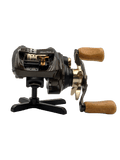 Auf dem RL-Angelrollentuning Röllenständer DK | Reel Stand sitzt eine schwarz-goldene Baitcasterrolle mit Holzgriffen und wird elegant vor einem weißen Hintergrund präsentiert.