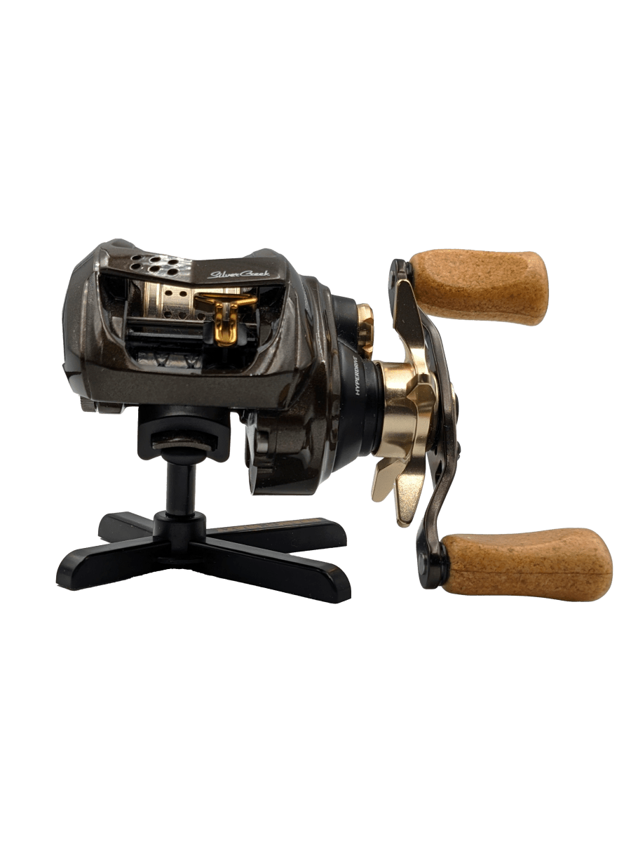 Auf dem RL-Angelrollentuning Röllenständer DK | Reel Stand sitzt eine schwarz-goldene Baitcasterrolle mit Holzgriffen und wird elegant vor einem weißen Hintergrund präsentiert.