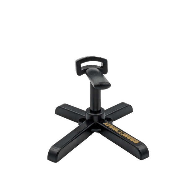 Der RL-Angelrollentuning Röllenständer DK ist ein schwarzer Kunststoffständer mit breiter kreuzförmiger Basis, einer zentralen vertikalen Stütze mit einem Griff an der Oberseite und dem gelben Aufdruck „DOMINATOR“ auf einem Basisarm.