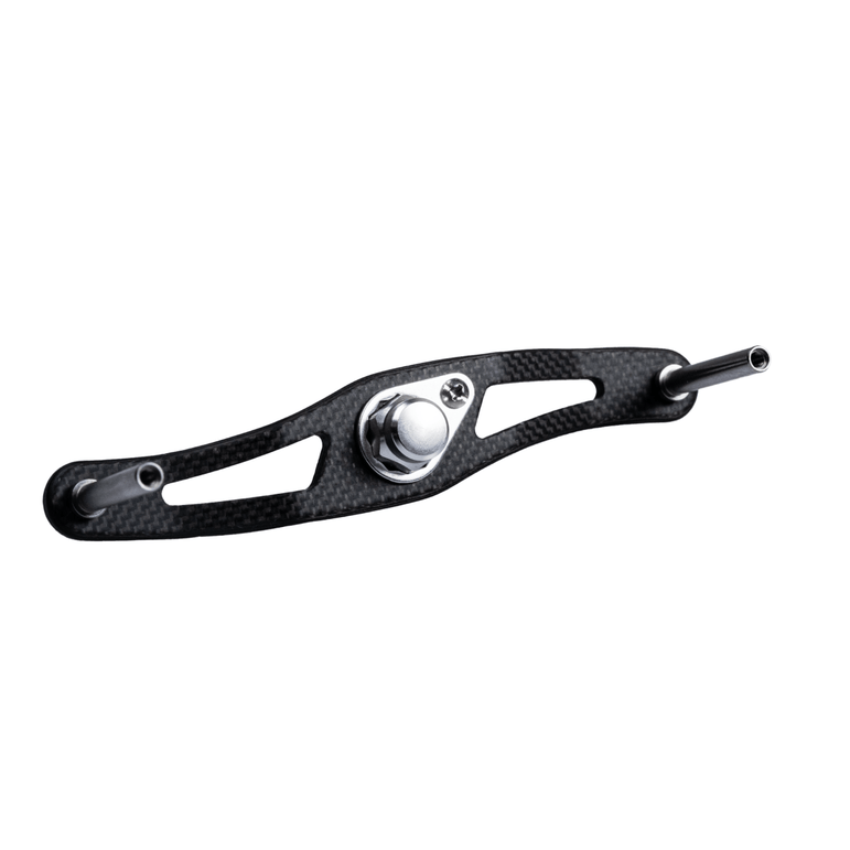 Der RL-TNG DRG 95 Carbon Handle | Baitcaster-Kurbel von RL-TNG in Silber verfügt über einen zentralen Metallverschluss und zwei Metallstifte an jedem Ende für Leistungssteigerungen, dargestellt auf weißem Hintergrund.