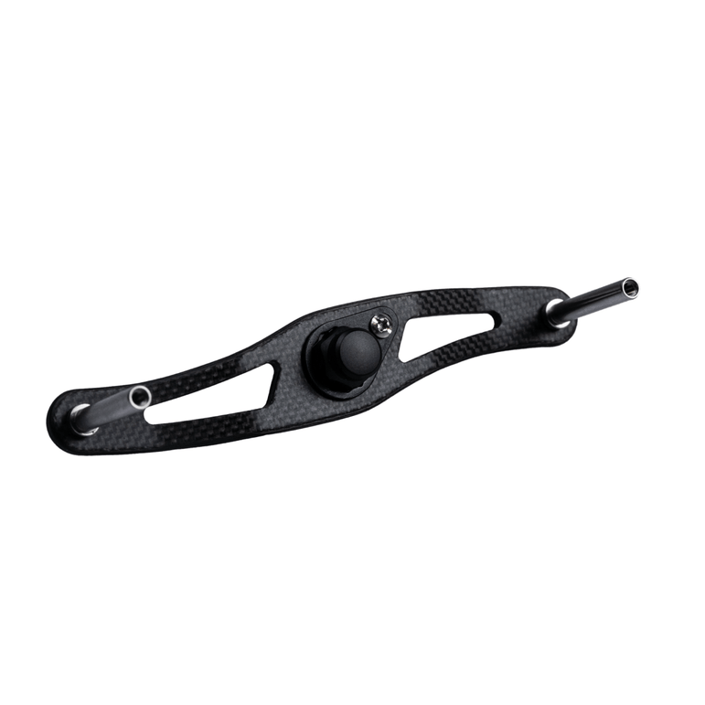 Ein schwarzer RL-TNG DRG 95 Carbon Handle | Baitcaster-Kurbel in „Schwarz“ ist an jedem Ende an zwei Metallstangen befestigt und verfügt über zwei längliche Schlitze und einen zentralen Knopf, alles vor einem weißen Hintergrund.