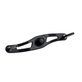 Ein schwarzer RL-TNG DRG 95 Carbon Handle | Baitcaster-Kurbel in „Schwarz“ ist an jedem Ende an zwei Metallstangen befestigt und verfügt über zwei längliche Schlitze und einen zentralen Knopf, alles vor einem weißen Hintergrund.