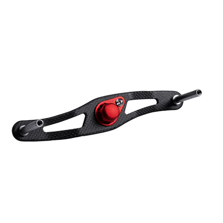 Der RL-TNG DRG 95 Carbon Handle | Baitcaster-Kurbel von RL-TNG in Rot verfügt über eine leichte Kohlefaserkonstruktion mit einem roten Mittelknopf, zwei Metallstangen an jedem Ende, die mit Schrauben befestigt sind und auf einem weißen Hintergrund abgebildet sind.