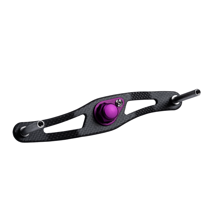 Der RL-TNG DRG 95 Carbon Handle | Baitcaster-Kurbel von RL-TNG verfügt über eine Carbonfaserhalterung, zwei Langlöcher, eine zentrale lila Sechskantschraube, eine kleine Schraube und zwei Metallstangen – ultraleicht und perfekt für Leistungssteigerungen. Isoliert auf weißem Hintergrund.
