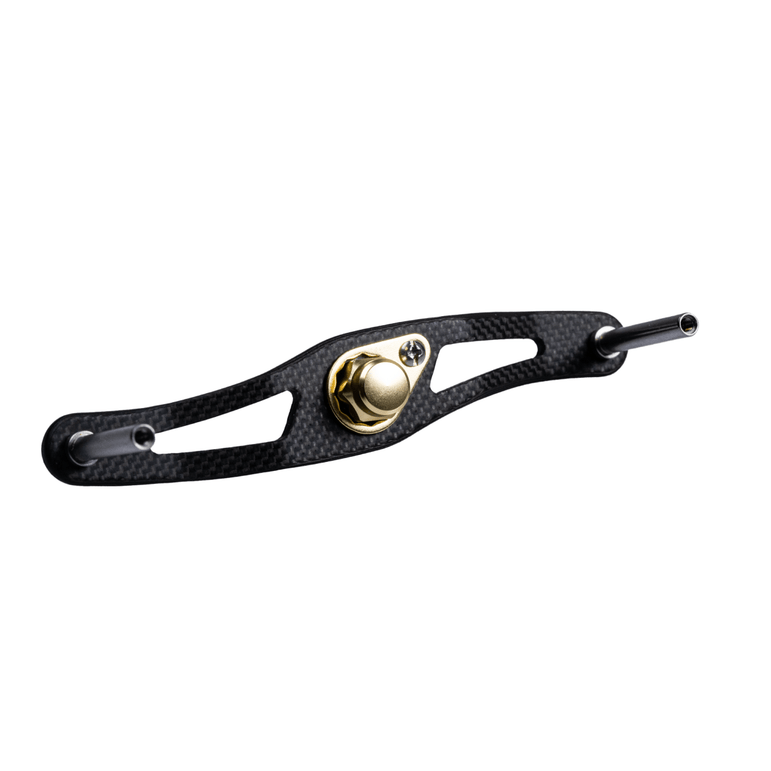 Der RL-TNG DRG 95 Carbon Handle | Baitcaster-Kurbel von RL-TNG verfügt über einen goldenen Mittelknopf, eine schlanke Kohlefaserkonstruktion, zwei Metallstangen und ein strukturiertes ultraleichtes Design – hier auf weißem Hintergrund dargestellt.