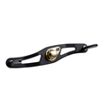 Der RL-TNG DRG 95 Carbon Handle | Baitcaster-Kurbel von RL-TNG verfügt über einen goldenen Mittelknopf, eine schlanke Kohlefaserkonstruktion, zwei Metallstangen und ein strukturiertes ultraleichtes Design – hier auf weißem Hintergrund dargestellt.