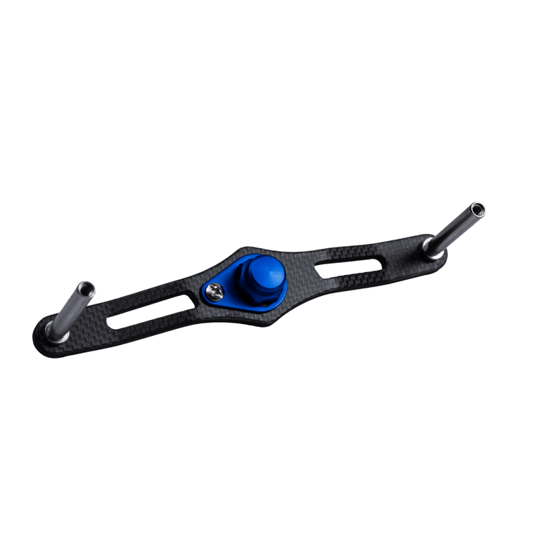 RL-TNG EGL 95 Carbon-Griff | Baitcaster-Kurbel von RL-TNG in Blau: Eine leichte schwarze Halterung aus Kohlefaser mit parallelen Schlitzen, blauem Mittelknopf und Metallstangen – perfekt als Upgrade für den Baitcaster-Griff, abgebildet auf weißem Hintergrund.