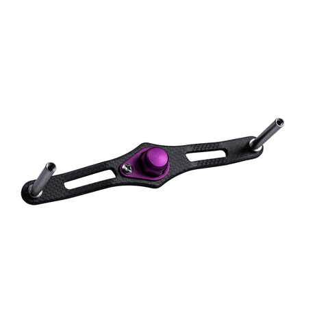 Eine schwarze RL-TNG EGL 95 Carbon Handle Baitcaster-Kurbel mit zwei Metallstangen an jedem Ende und einem violetten zentralen Einstellknopf, isoliert auf weißem Hintergrund.