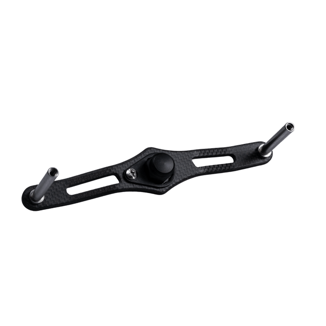 Der RL-TNG EGL 95 Carbon Handle | Baitcaster-Kurbel von RL-TNG ist ein leichter, schwarzer Carbonfaser-Kurbel mit zentralem Knopf, zwei länglichen Schlitzen und Metallstangen – ideal für Baitcaster-Setups. Farbe: Schwarz. Isoliert auf weißem Hintergrund.