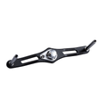 Der RL-TNG EGL 95 Carbon Handle | Baitcaster-Kurbel von RL-TNG in Silber verfügt über ein leichtes Carbon-Design mit einem zentralen Metallknopf und zwei parallelen Stangen an jedem Ende, ideal für Baitcaster-Rollen und vor einem weißen Hintergrund dargestellt.