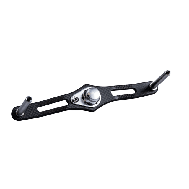 Der RL-TNG EGL 95 Carbon Handle | Baitcaster-Kurbel von RL-TNG in Silber verfügt über ein leichtes Carbon-Design mit einem zentralen Metallknopf und zwei parallelen Stangen an jedem Ende, ideal für Baitcaster-Rollen und vor einem weißen Hintergrund dargestellt.