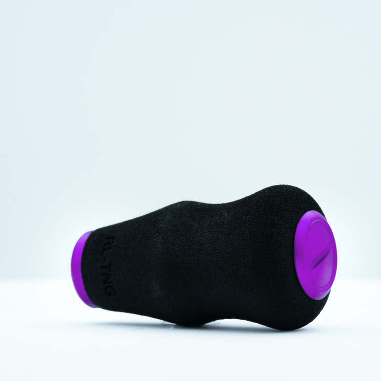 Der RL-TNG OCT 24 EVA-Knopf von RL-TNG verfügt über ein schwarz-violettes zylindrisches Design mit abgerundeten Enden und einer weichen, strukturierten EVA-Oberfläche für maximalen Halt, dargestellt auf der Seite liegend vor einem schlichten weißen Hintergrund.