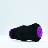 Der RL-TNG OCT 24 EVA-Knopf von RL-TNG verfügt über ein schwarz-violettes zylindrisches Design mit abgerundeten Enden und einer weichen, strukturierten EVA-Oberfläche für maximalen Halt, dargestellt auf der Seite liegend vor einem schlichten weißen Hintergrund.