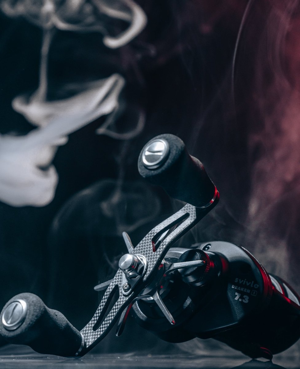 Eine Nahaufnahme der Angelrolle RL-TNG OCT 24 EVA Knob von RL-TNG mit einem Griff aus Kohlefaser und schwarzen EVA-Griffen vor einem dunklen Hintergrund mit wirbelndem weißem Rauch oder Dampf.