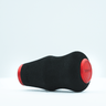 Der RL-TNG OCT 24 EVA Knob von RL-TNG ist ein schwarzer, ergonomischer Angelrollenknauf aus EVA mit roten, abgerundeten Enden und waagerechter Rille – für maximalen Grip. Das Produkt liegt waagerecht auf weißem Hintergrund.