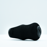 Der RL-TNG OCT 24 EVA-Knopf von RL-TNG in Schwarz mit matten und glänzenden Texturen liegt auf einer weißen Oberfläche. Seine geschwungene Form und das runde Enddetail bestehen aus EVA-Material für maximalen Grip.