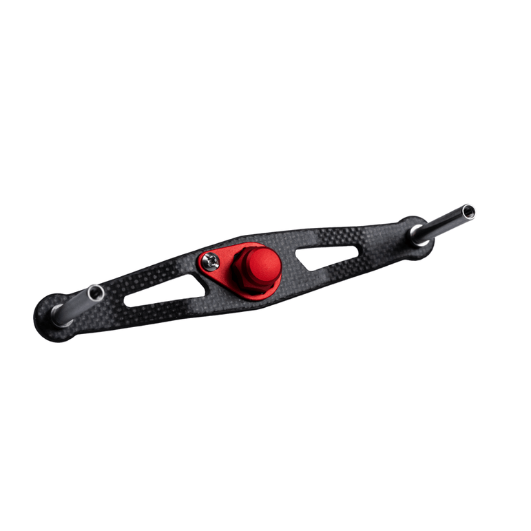 Der RL-TNG TGR 95 Carbon Handle | Baitcaster-Kurbel von RL-TNG in Rot ist ultraleicht, mit doppelten Metallstangen an jedem Ende, einem zentralen roten Knopf, der durch eine Schraube gesichert ist, sowie zwei langen Aussparungen für eine flexible Montage oder Gewichtsreduzierung.