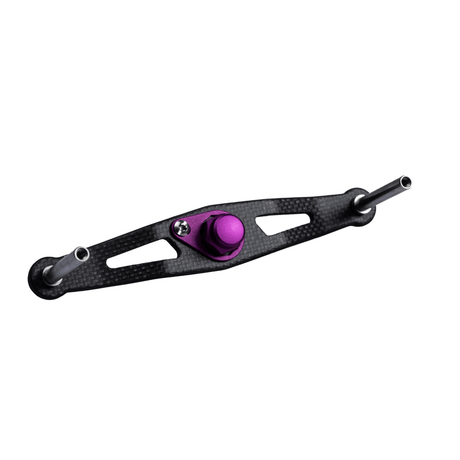 Eine lila RL-TNG TGR 95 Carbon Handle Baitcaster-Kurbel mit einer schwarzen Vollcarbon-Halterung und zwei silbernen Stangen ist auf einem weißen Hintergrund fotografiert, was ihre ultraleichte Bauweise und das auffällige Design von RL-TNG hervorhebt.