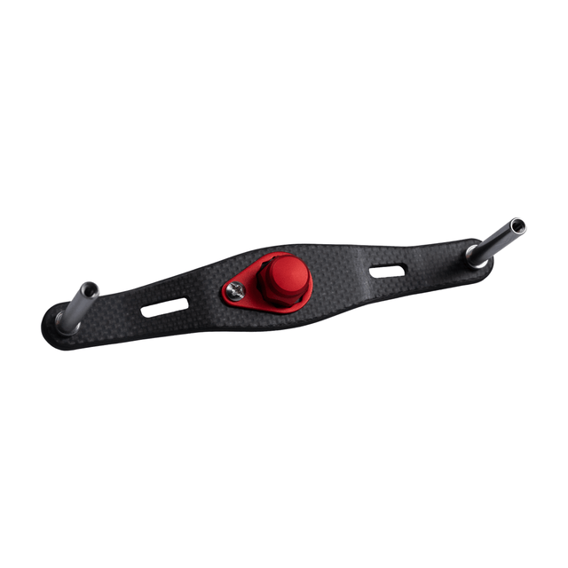 Der RL-TNG WLF 95 Carbon Handle | Baitcaster-Kurbel von RL-TNG in Rot bietet maximale Stabilität mit einer Carbon-Montagehalterung, zwei abgewinkelten Metallstangen pro Ende, einem zentralen roten Knopf, einer Schraube und zwei länglichen Schlitzen neben dem Knopf.