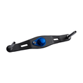 Der RL-TNG WLF 95 Carbon Handle | Baitcaster-Kurbel von RL-TNG verfügt über eine Halterung aus Kohlefaser, zwei Metallstangen an jedem Ende und einen blauen Knopf mit Mittelschraube für maximale Stabilität – ideal für Ihr Baitcaster-Setup. Abbildung auf weißem Hintergrund.