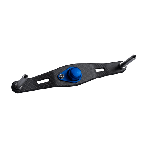 Der RL-TNG WLF 95 Carbon Handle | Baitcaster-Kurbel von RL-TNG verfügt über eine Halterung aus Kohlefaser, zwei Metallstangen an jedem Ende und einen blauen Knopf mit Mittelschraube für maximale Stabilität – ideal für Ihr Baitcaster-Setup. Abbildung auf weißem Hintergrund.