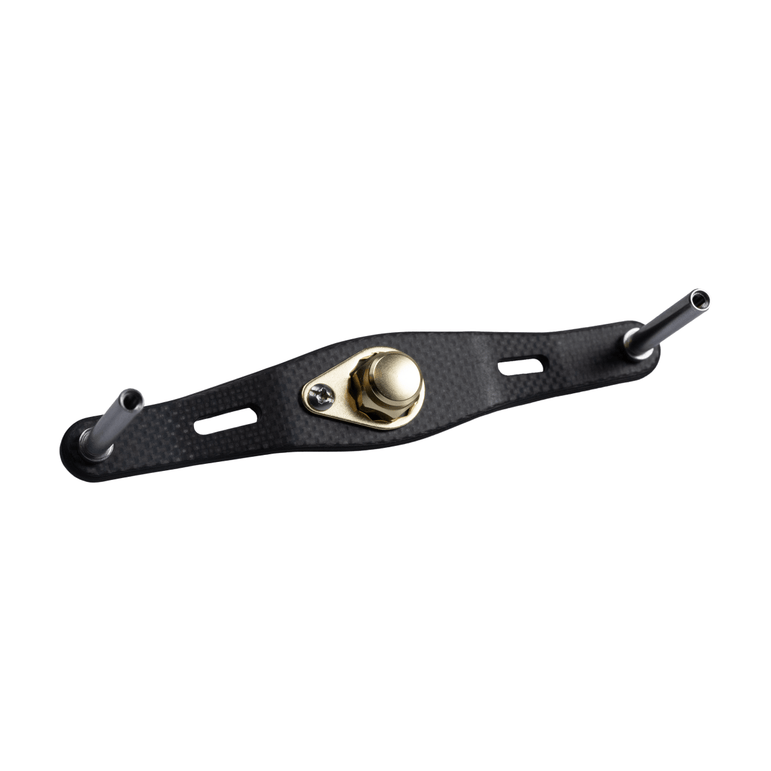 Der RL-TNG WLF 95 Carbon Handle | Baitcaster-Kurbel von RL-TNG verfügt über eine goldene, gebogene Carbonhalterung mit Doppelstangen, einem zentralen Einstellknopf, einer Schraubenverriegelung und zwei Montageschlitzen für maximale Stabilität in Ihrem Baitcaster-Setup.