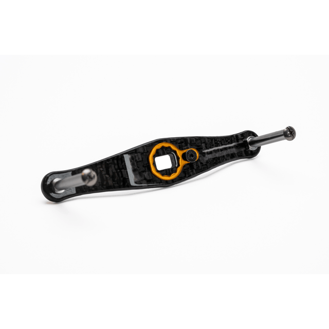 Die Rollenwerk Custom Carbon Handle | Baitcaster-Kurbel, made in Germany, verfügt über ein Twill Weave Finish mit einem gelben kreisförmigen Detail und Metallbolzen - perfekt für Baitcaster-Tuning und Angelrollen Zubehör Fans. Ausgestellt auf einem schlichten weißen Hintergrund.
