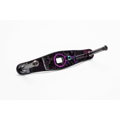 Der Rollenwerk Custom Carbon Griff in Purple Haze ist ein Baitcaster Griff made in Germany, abgebildet auf weißem Hintergrund. Ideal für Baitcaster Tuning oder als einzigartiges Angelrollen Zubehör. Marke: Rollenwerk.