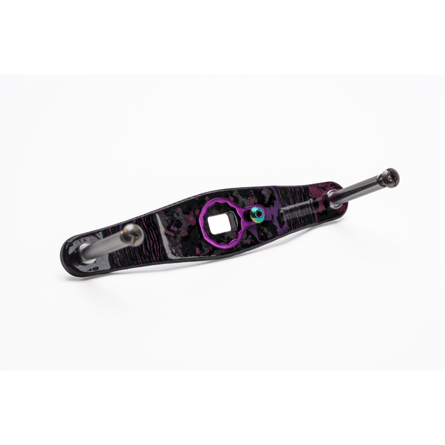 Der Rollenwerk Custom Carbon Griff in Purple Haze ist ein Baitcaster Griff made in Germany, abgebildet auf weißem Hintergrund. Ideal für Baitcaster Tuning oder als einzigartiges Angelrollen Zubehör. Marke: Rollenwerk.