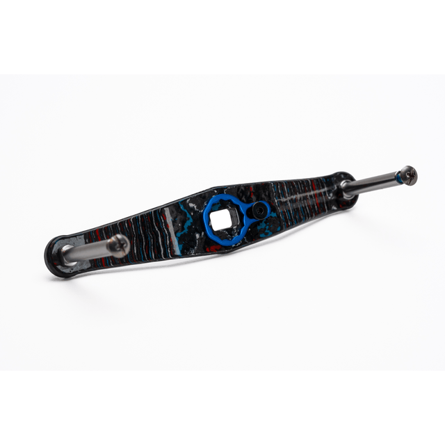 Eine Nahaufnahme des Rollenwerk Custom Carbon Griffs (Baitcaster-Kurbel, Nebula), die die gemusterte Oberfläche und das blaue sechseckige Zentrum zeigt - in Deutschland mit einer Präzision gefertigt, die an High-End Skate- oder Longboard-Teile erinnert.