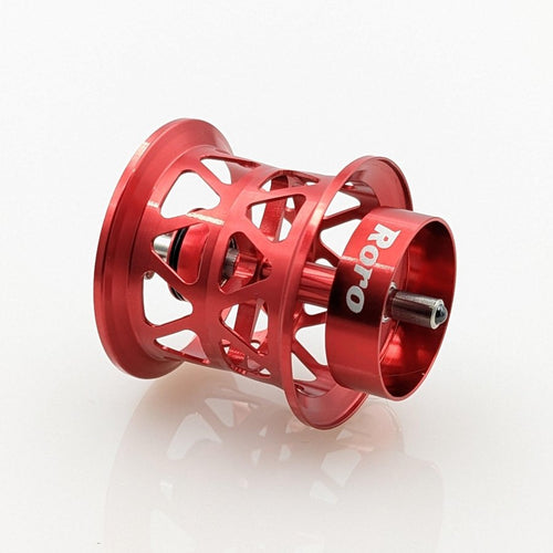 Eine Rot Roro Lure BFS Titanium Spule AX22, passend für 23 SLP Millionaire Air, 22 Silver Creek Air, 21 Gekkabijin Air TW PE Special, 20 Alpha und Steez Airs Air, ist leicht mit Cutout-Design auf anderem Hintergrund zu sehen.