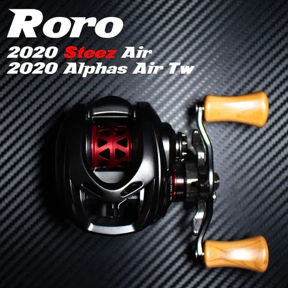 Eine Baitcasting-Rolle mit Präzisions-Wurfweite, roter Roro Lure BFS Titanium Spule AX22 und Holzgriffen ist auf einem dunklen Hintergrund mit Carbon-Muster abgebildet. Text: 23 SLP Millionaire Air | 22 Silver Creek Air | 21 Gekkabijin Air TW PE Special.