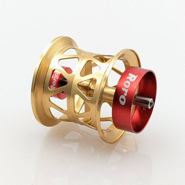 Eine goldene, zylindrische BFS-Titanspule AX22 von Roro Lure mit präzisen Aussparungen und dem Schriftzug „Roro“ auf der Kappe ist auf weißem Hintergrund abgebildet. Kompatibel mit 23 SLP Millionaire Air, 22 Silver Creek Air und mehr.