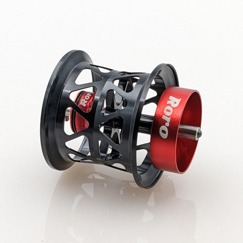 Eine leichte, schwarze Roro Lure BFS Titanium Spule AX22, kompatibel mit SLP Millionaire Air, Silver Creek Air, Gekkabijin Air TW PE Special, Alpha und Steez Airs Air Baitcaster-Rollen für präzise Wurfweite.