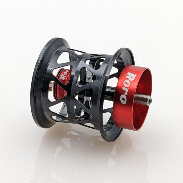 Eine leichte, schwarze Roro Lure BFS Titanium Spule AX22, kompatibel mit SLP Millionaire Air, Silver Creek Air, Gekkabijin Air TW PE Special, Alpha und Steez Airs Air Baitcaster-Rollen für präzise Wurfweite.